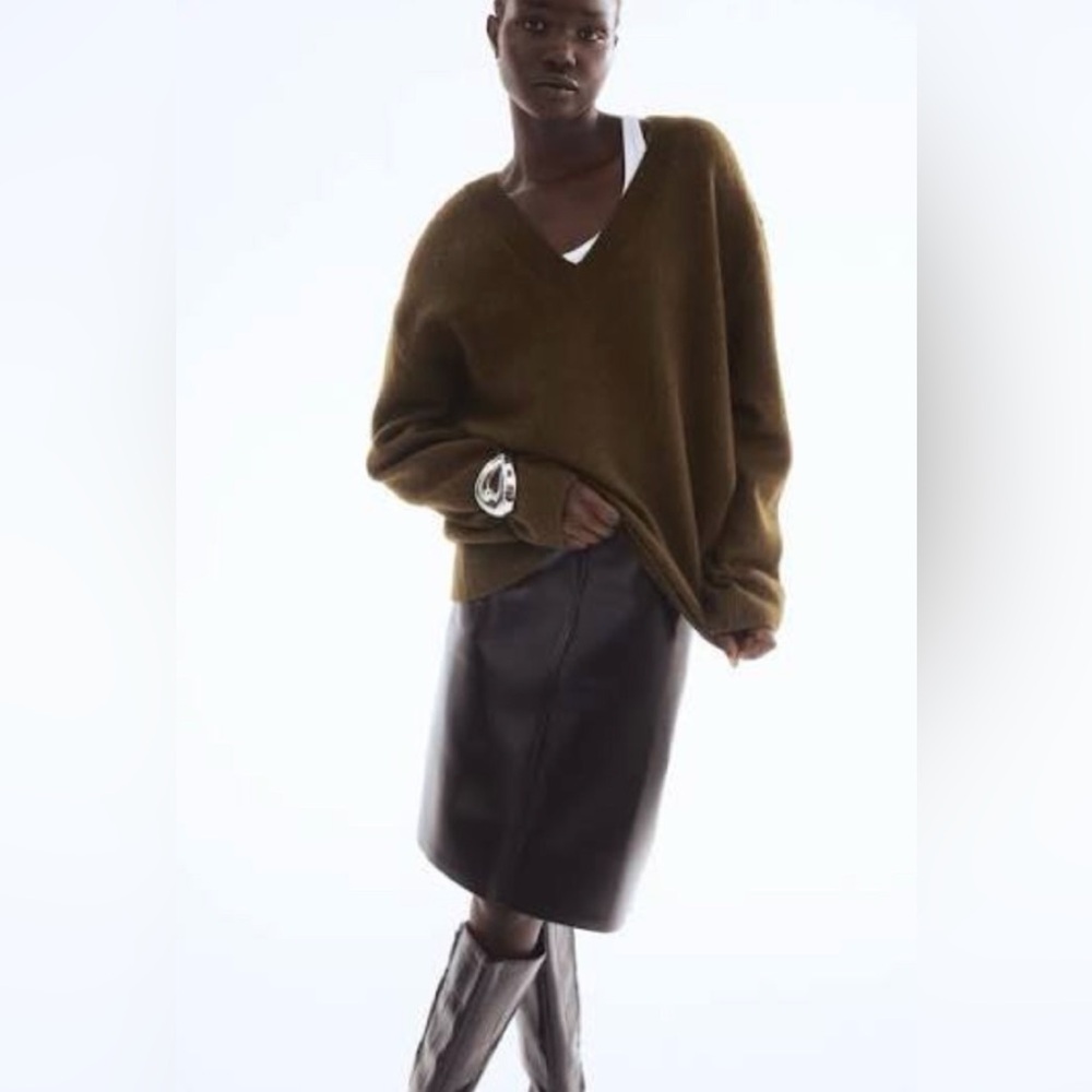 2 FOR $20 H&M L.O.G.G. Dark Khaki Green Olive Oversized Sweater Wool V Neck M - Picture 1 of 6